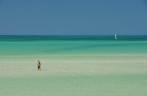 Em meio às águas rasas do mar da ilha de Holbox, no norte do Yucatán, no México